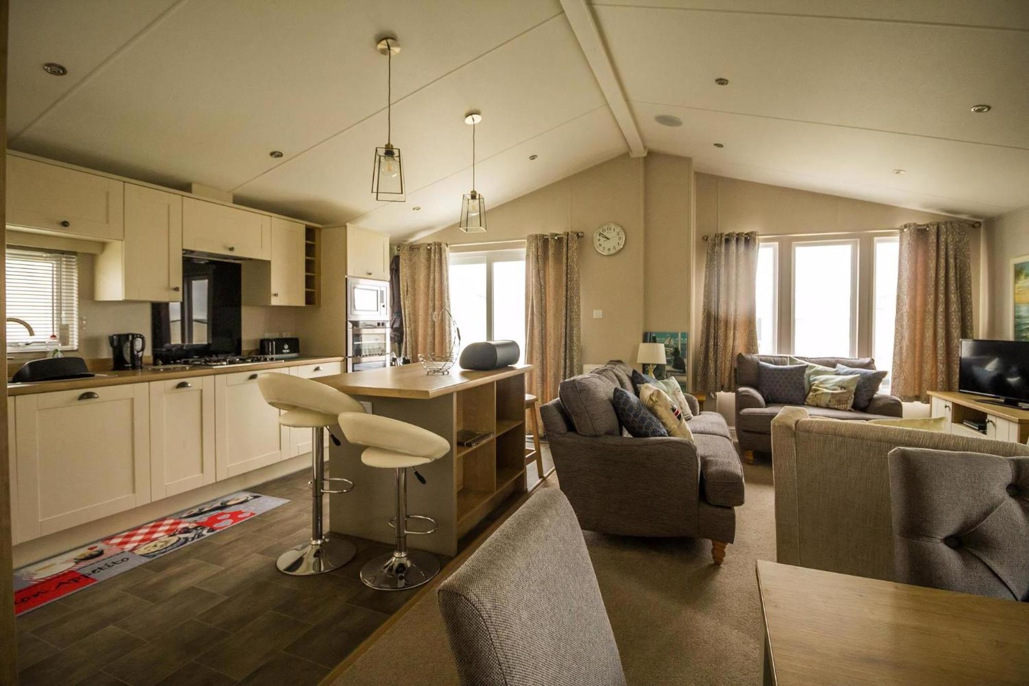 Luxury Lodge With Decking In Hunstanton At Manor Park Ref 23144K Buitenkant foto