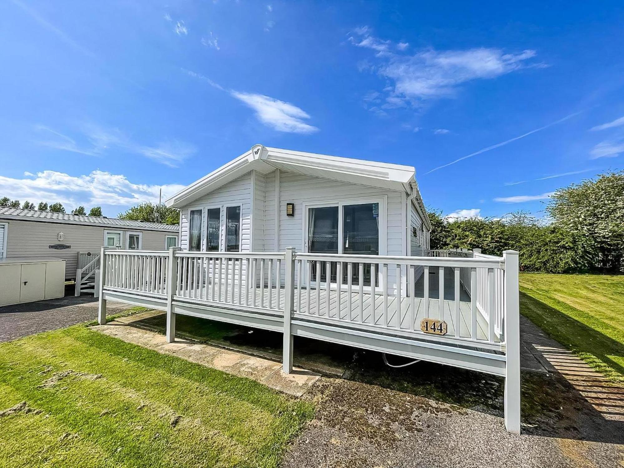 Luxury Lodge With Decking In Hunstanton At Manor Park Ref 23144K Buitenkant foto